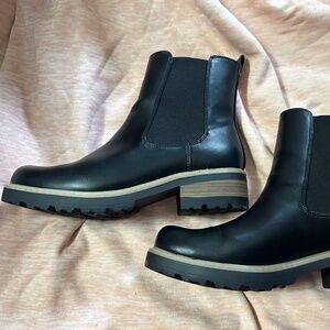 Black Universal Thread Boots